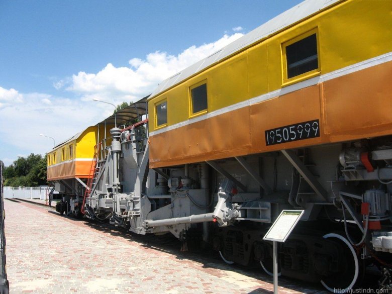 Выправочно подбивочно отделочная машина