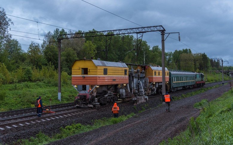 Выправочно-подбивочно-отделочная машина впо-3000м