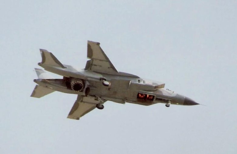 Як 141 палубный истребитель