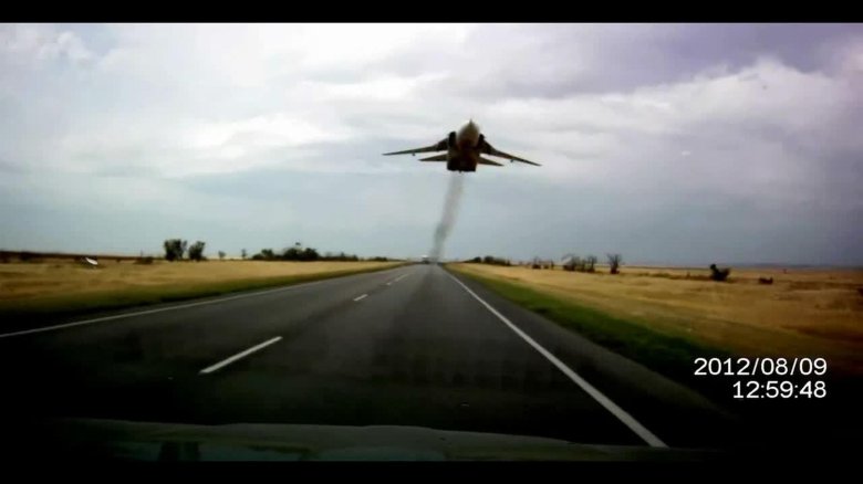 Истребитель на дороге