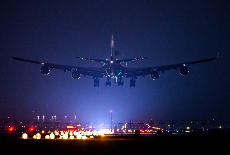 Самолёт ночью в небе