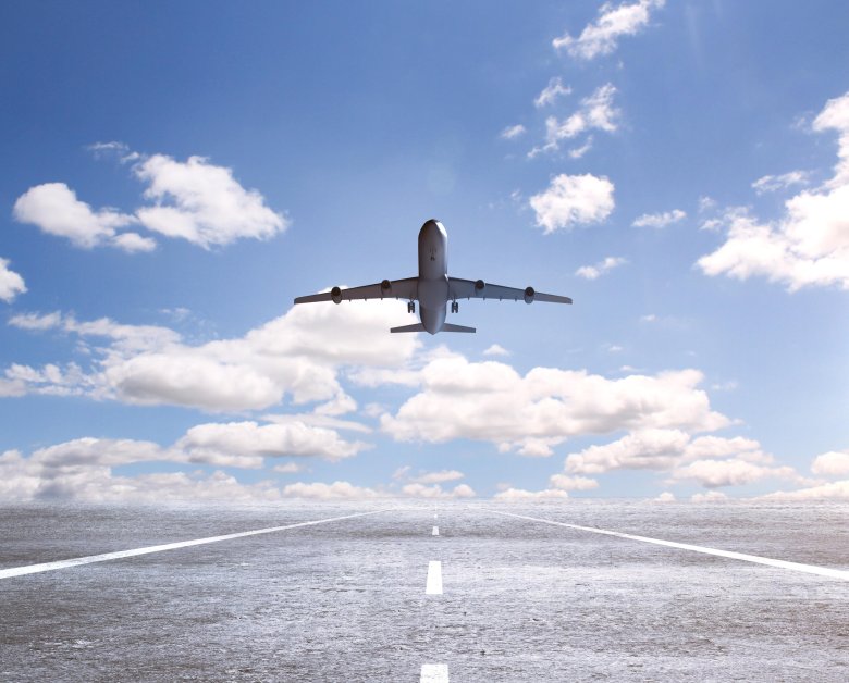 Самолет над взлетной полосой