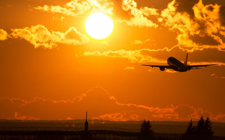 Самолет на закате