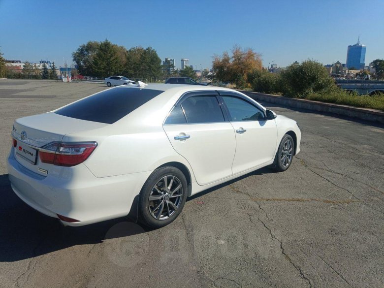 Белый тойота камри