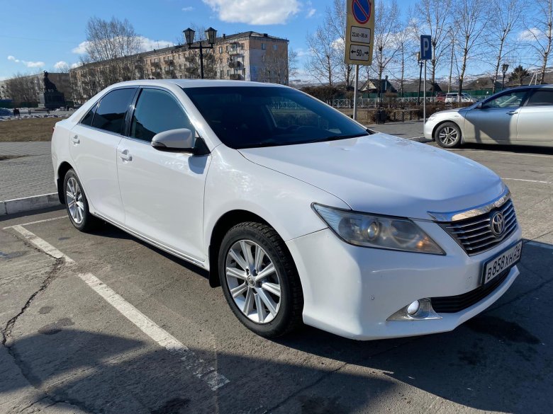 Тойота камри белая