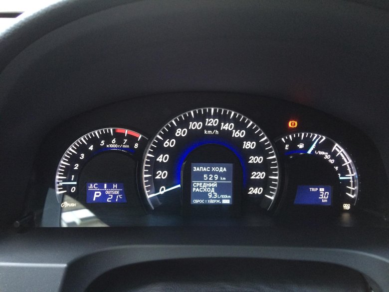 Серая тойота камри