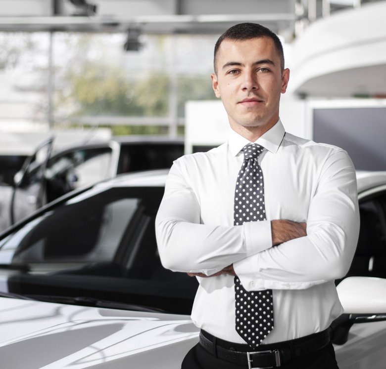 Сотрудник автосалона