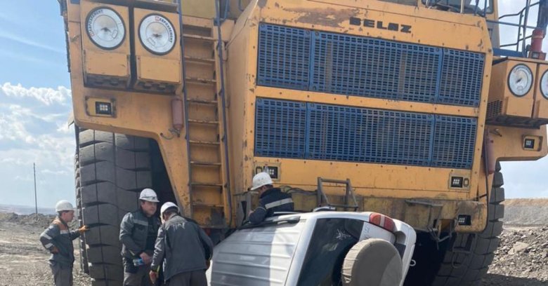 Белаз раздавил легковушку