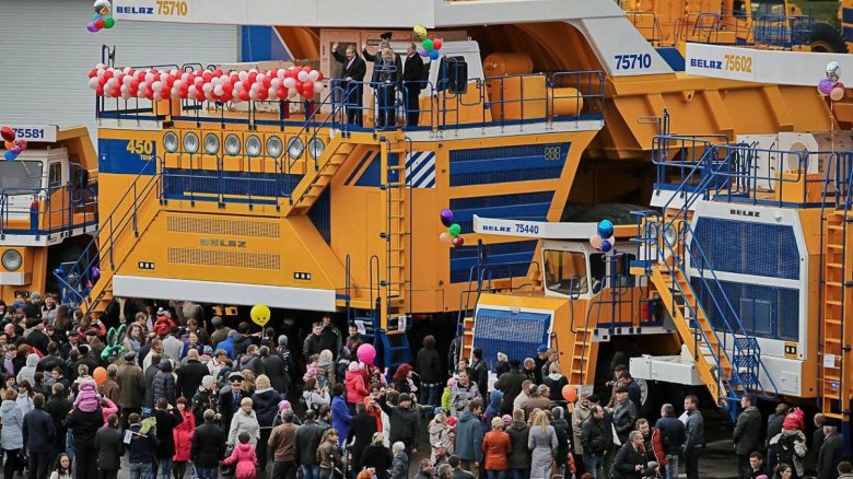 Карьерный самосвал белаз 75710