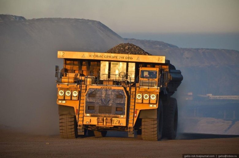 Карьерный самосвал белаз 75600