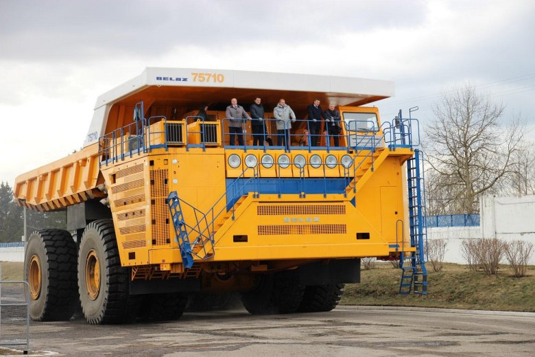 Карьерный самосвал белаз 75710