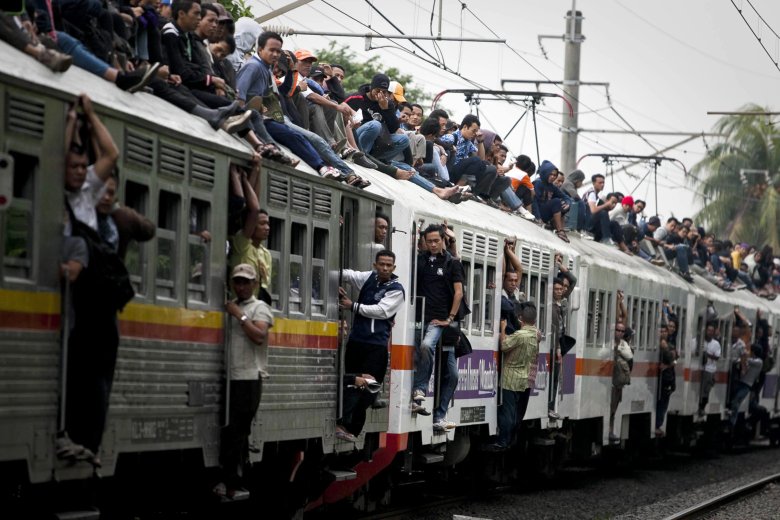 Индийский поезд с пассажирами