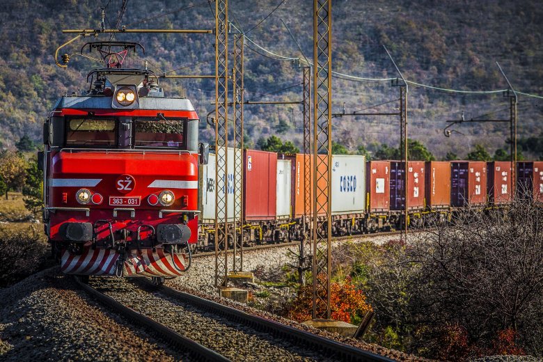 Современный грузовой поезд