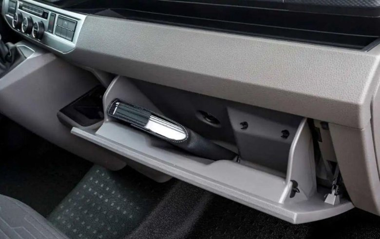 Перчаточный ящик в машине