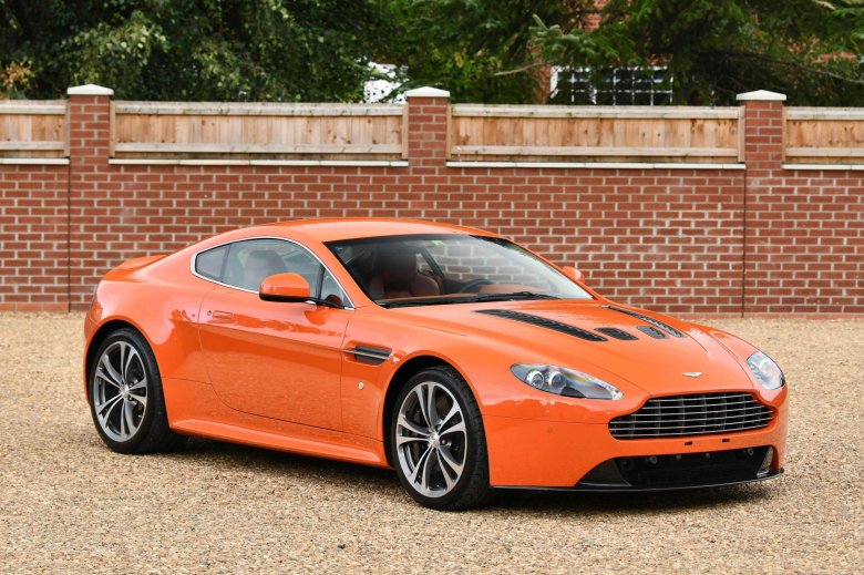 Астон мартин оранжевый