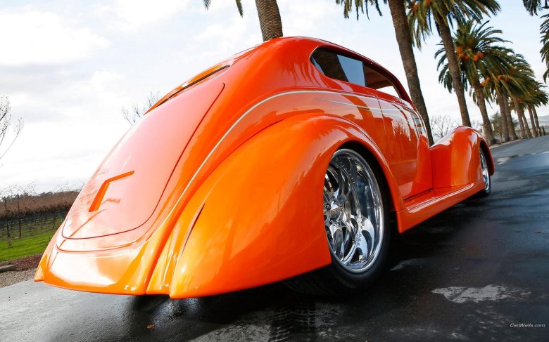 Оранжевый автомобиль