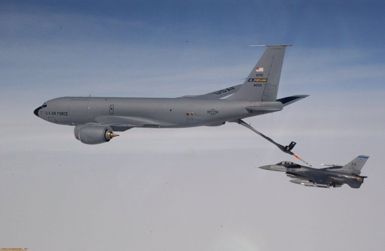 Boeing kc-135r стратотанкер