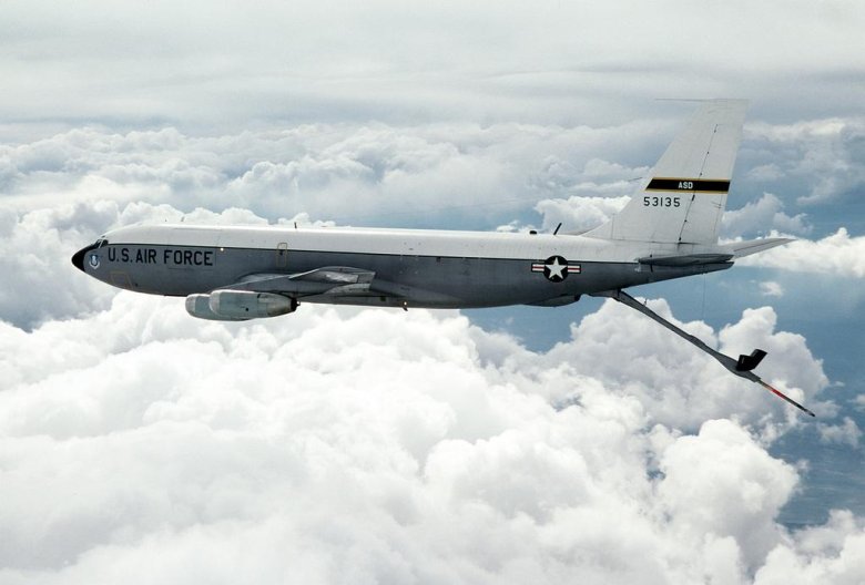 Самолет-заправщик kc-135a