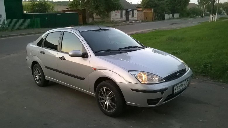 Серебристый Форд фокус 1