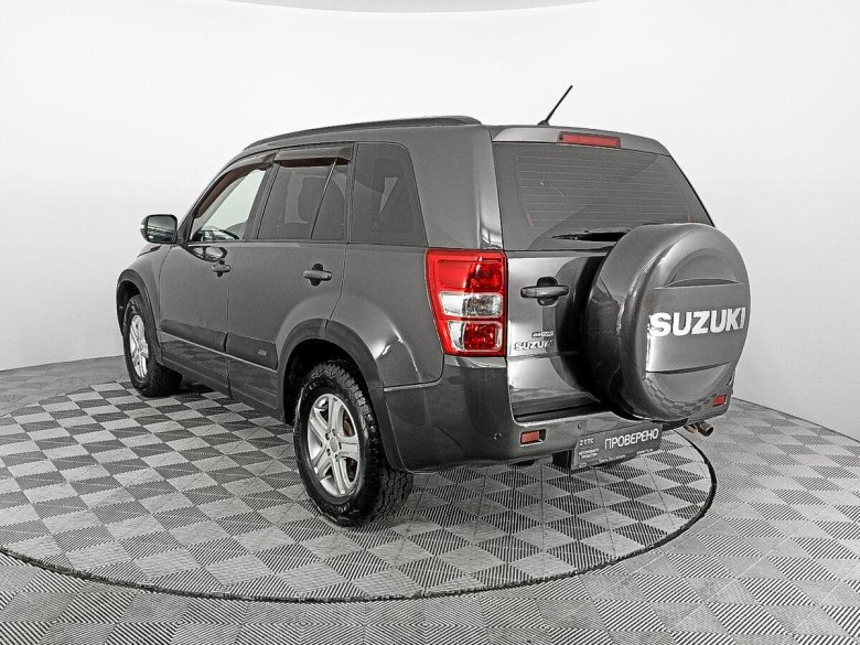 Фары передние одинаковые у Сузуки Грант Витара 2010 года выпуска и 2013