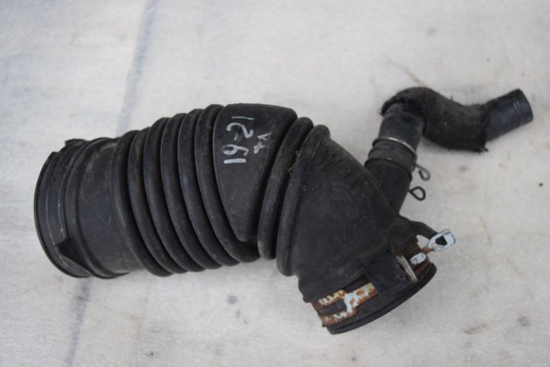 Патрубок воздушного фильтра toyota