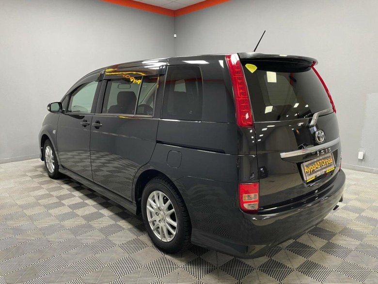 Тойота Исис 2009 год