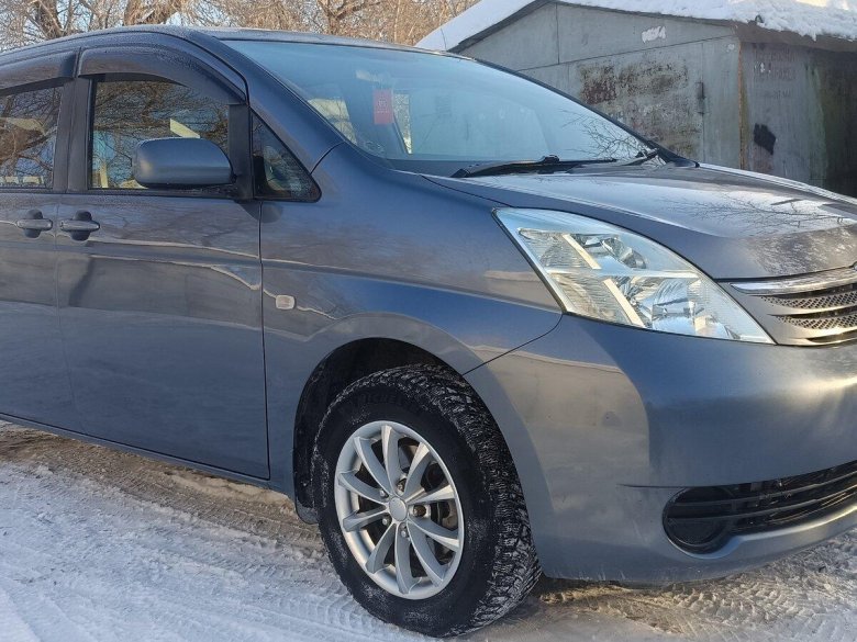 Серая тойота