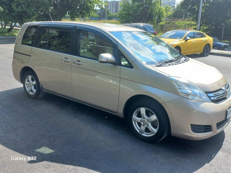 Тойота исис 2007