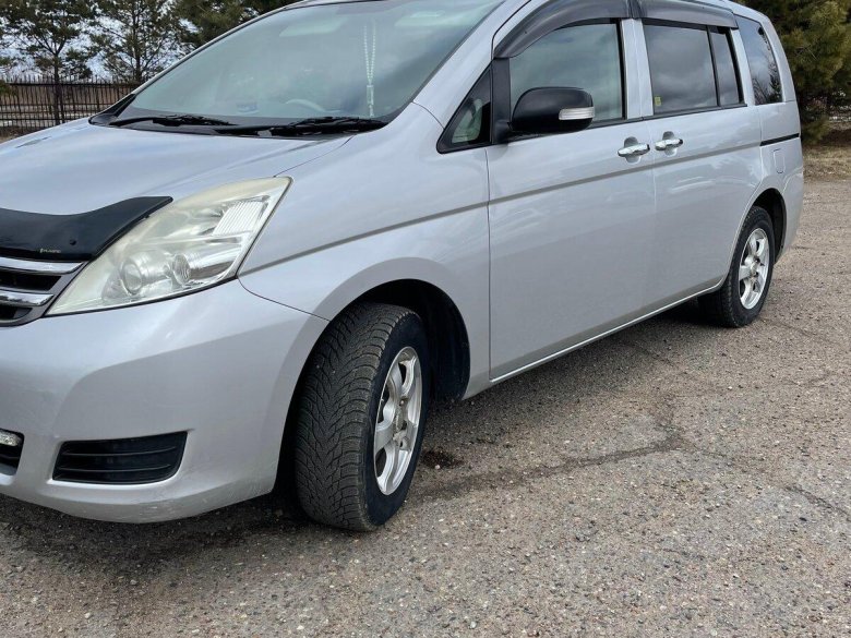 Тойота Исис 2009