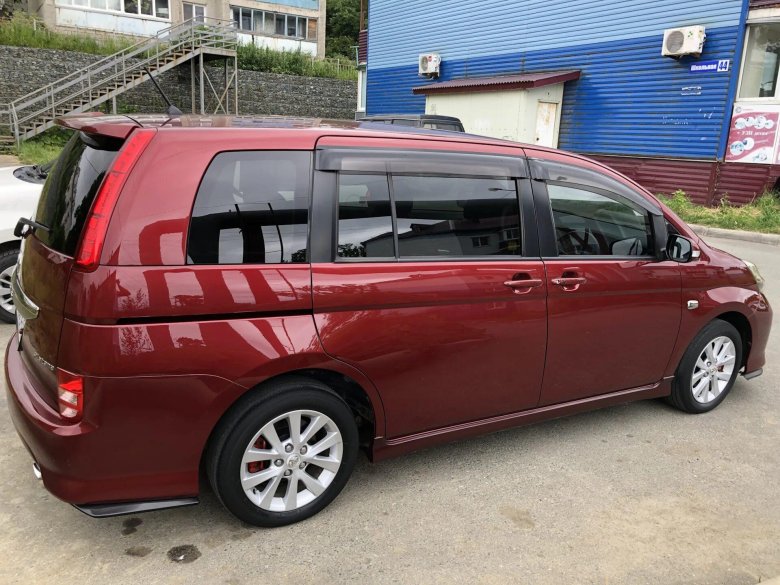 Тойота Исис цвет Bordeaux