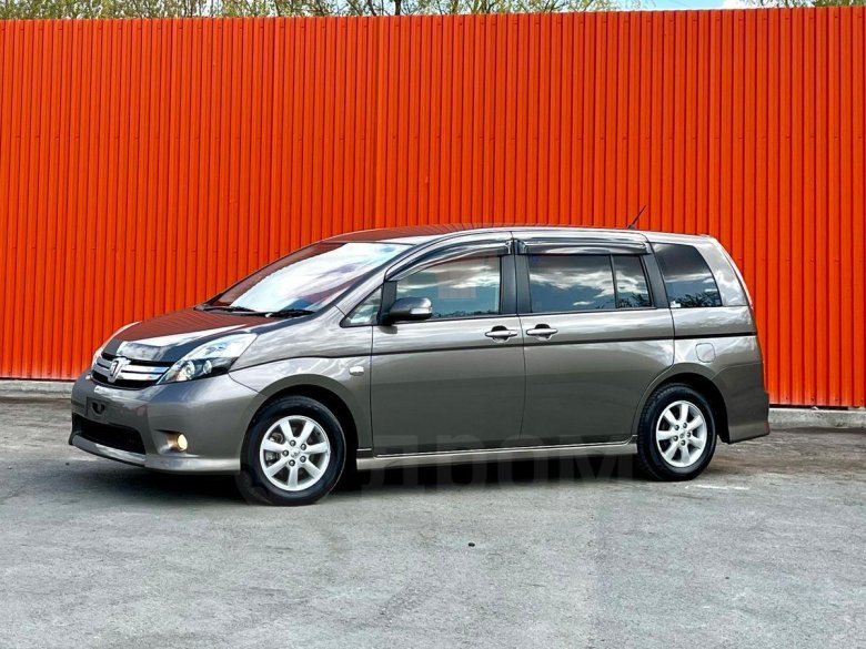 Тойота Исис 2013