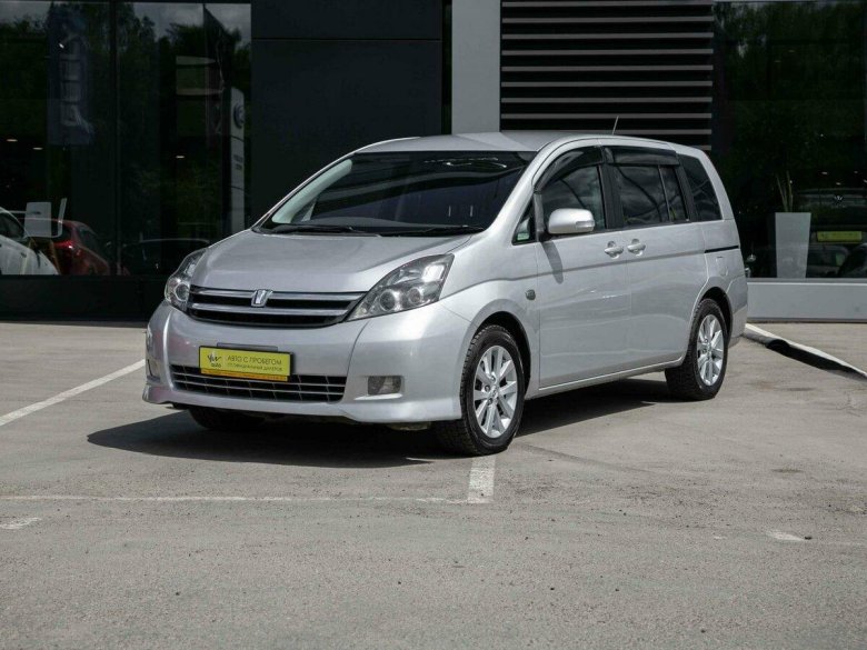 Тойота Исис 2009