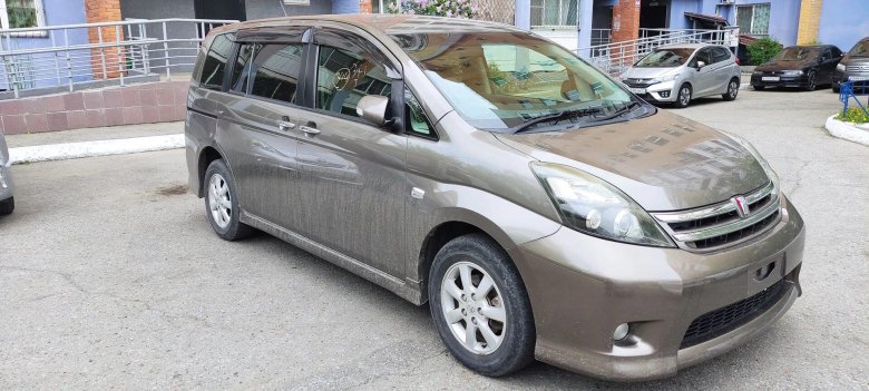 Тойота Исис 2022