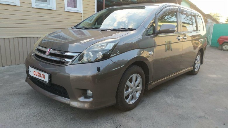 Toyota Isis 2010
