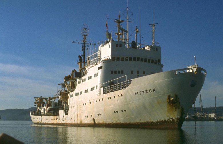 Научно-исследовательское судно \ академик николай страхов\