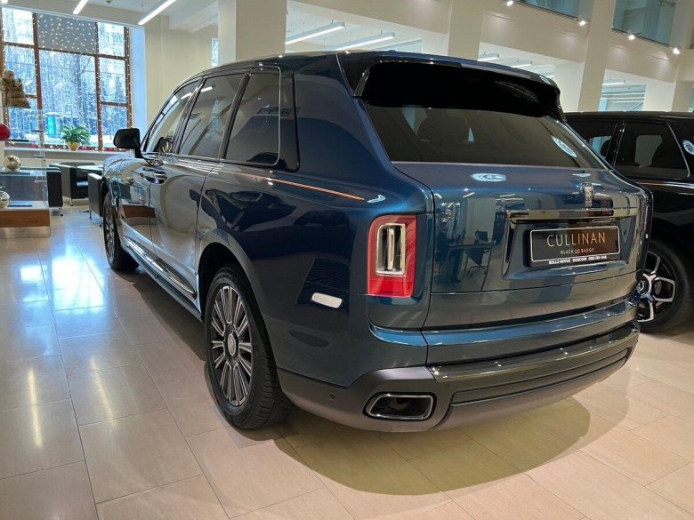 Rolls royce cullinan black badge
