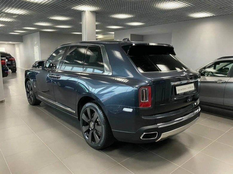 Rolls Royce Cullinan серый