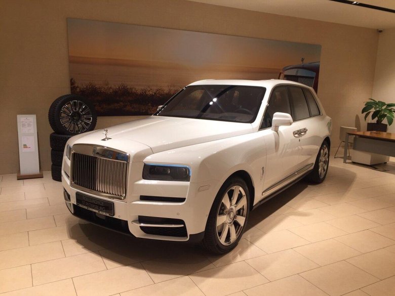 Rolls Royce Cullinan белый