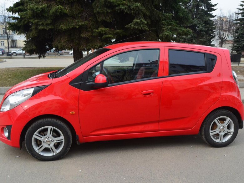 Chevrolet Spark красный