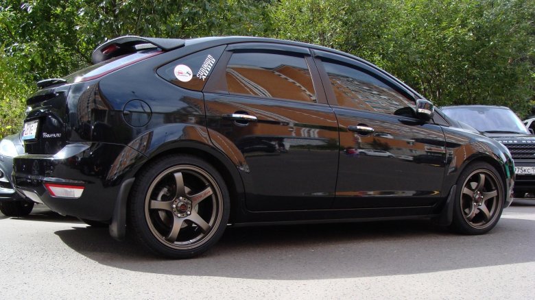 Форд фокус 2 хэтчбек черный на дисках