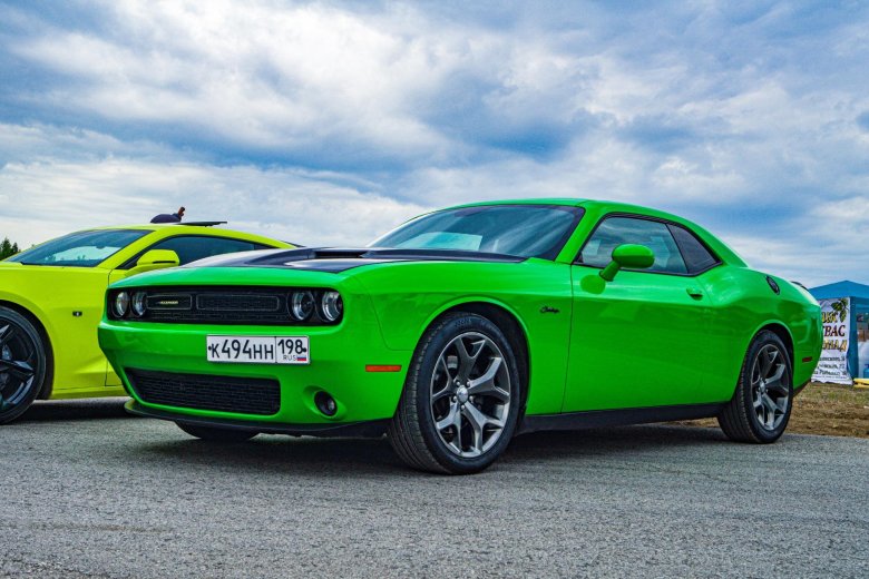 Dodge challenger зеленый