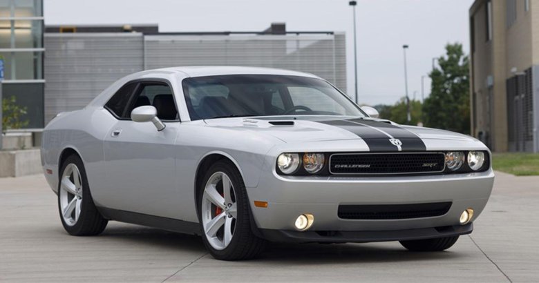 Машина додж челленджер