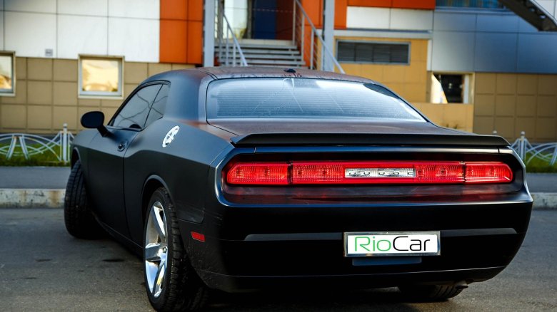 Черный додж челленджер