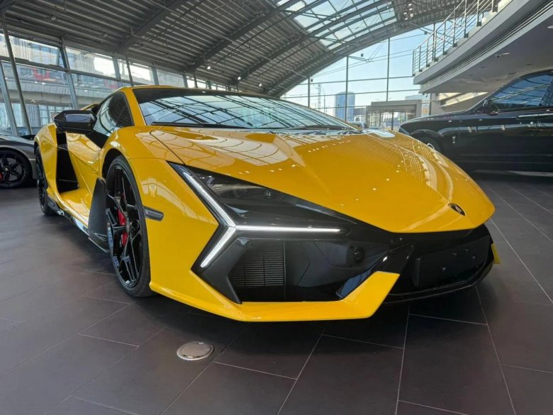 Суперкар lamborghini revuelto