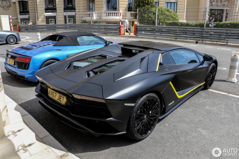 Lamborghini Aventador lp740−4