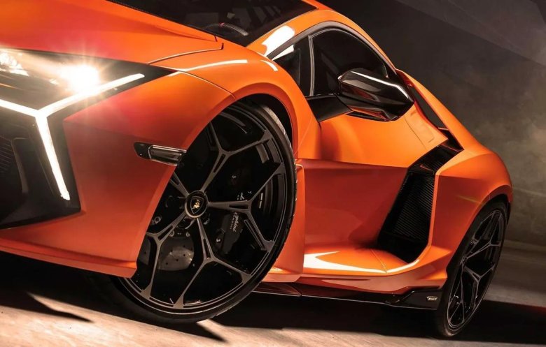 Ламборджини revuelto