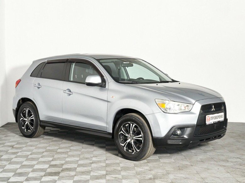 Серебристая Мицубиси аолотрендэр