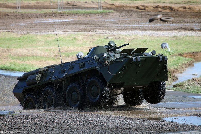 Военная машина бтр