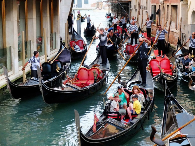 Гондольеры в венеции