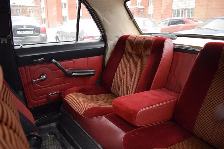 Газ 24 салон сзади